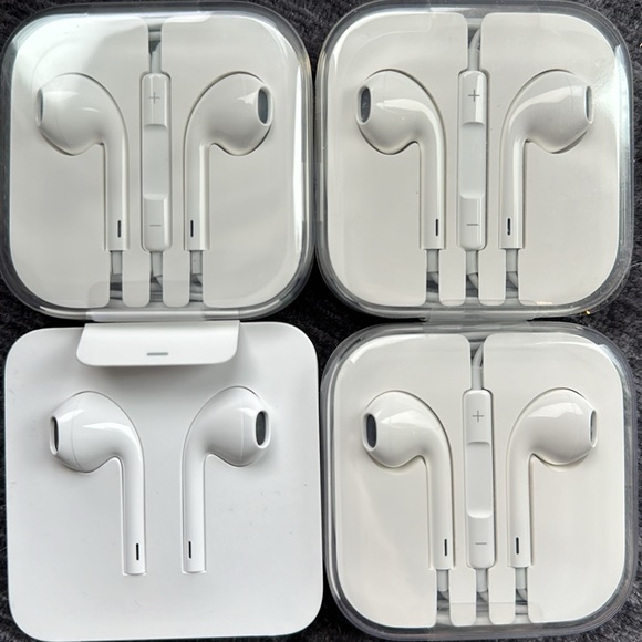 Apple Other - 🆕 APPLE EarBuds Bundle (NOT WIRELESS)